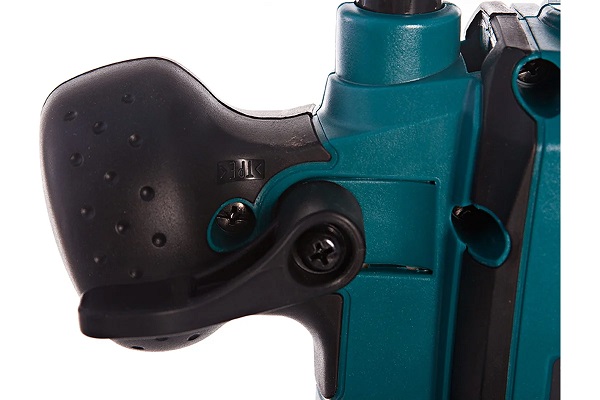 Фрезер MAKITA RP0900 (900Вт, 27000об/мин,разм.цанги 8мм,раб.ход фрезы 35мм) ФЦ Фрезер MAKITA RP0900 (900Вт, 27000об/мин,разм.цанги 8мм,раб.ход фрезы 35мм) ФЦ