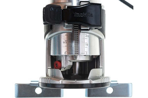 Фрезер кромочный MAKITA RT0700C (710Вт,10000-30000об/мин,разм.цанги 6-8мм,раб.ход фрезы 35мм) ФЦ Фрезер кромочный MAKITA RT0700C (710Вт,10000-30000об/мин,разм.цанги 6-8мм,раб.ход фрезы 35мм) ФЦ